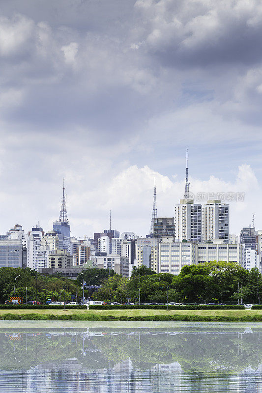 从巴西伊比拉普埃拉公园(Ibirapuera Park)可以看到圣保罗令人惊叹的美景